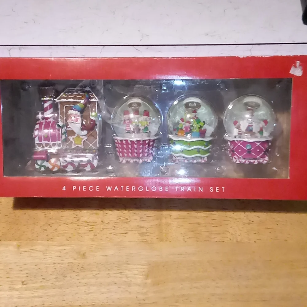 North Pole Trading 4 Piece Waterglobe Train Set